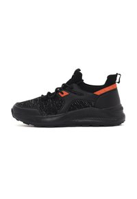 Baskets de sport noires avec une tige en tricot texturé, semelle en caoutchouc noir et accents orange. Présente un design à enfiler et un talon rembourré.