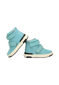 Helleblaue Wildleder-Ankle Boots mit zwei Klettverschlussriemen, weißen Sohlen und schwarzen Akzenten, ausgestattet mit einer runden Zehenform und minimalistisches Design.