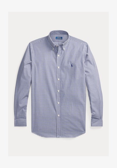 Camisa de homem de manga longa, com botões, em padrão de gingham azul-marinho e branco. Apresenta um colarinho clássico, abertura com botões e um logótipo bordado.
