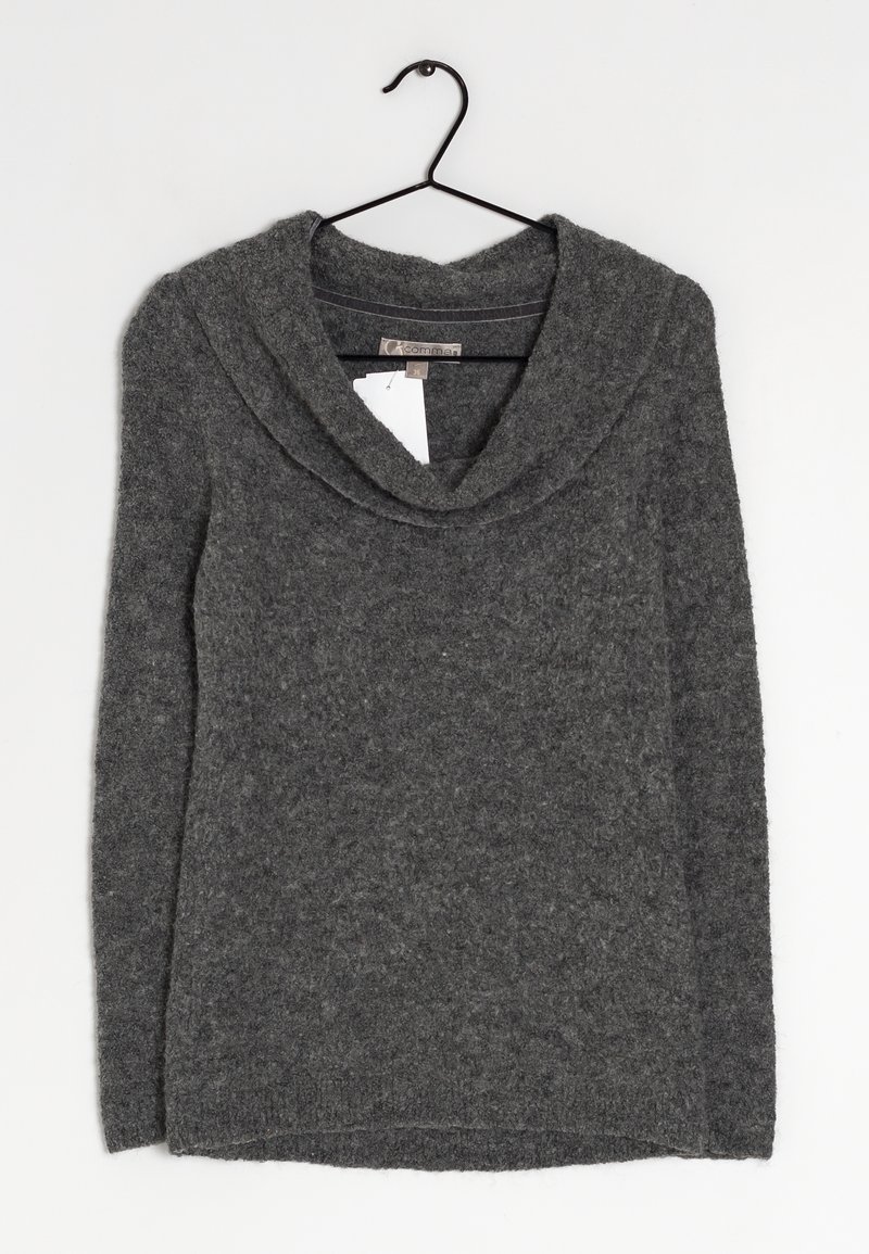 Pull gris foncé à manches longues avec un large col boule, suspendu sur un cintre noir sur fond blanc.