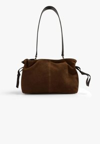 Bolso de ante marrón con un diseño suave y caído, que presenta una sola correa de hombro de cuero oscuro y lazos laterales ajustables para darle forma.