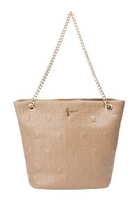 Beige faux læder tote taske med præget mønster, guldfarvede kædetrækhåndtag og et logoaccent foran. Rummelig design.