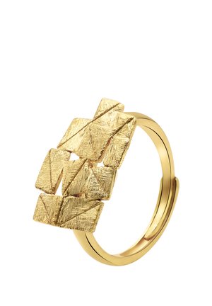 Gouden ring met een gestructureerd vierkant patroon, gerangschikt in een gelaagd, geometrisch ontwerp op een gepolijste band.