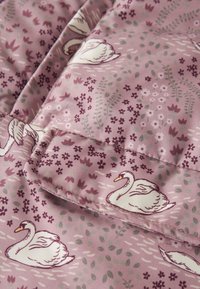 Rosa stoff med et svanemønster, med blomsterdetaljer i lilla og grønt. Jevn tekstur med en svak glans.