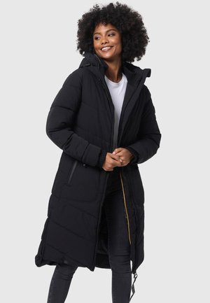 Manteau d'hiver noir matelassé avec capuche, doté de zip et de poches latérales, de poignets côtelés et d'une longueur légèrement supérieure pour plus de chaleur.