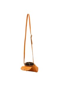 Borsa a tracolla in pelle arancione dalla forma triangolare, con chiusura a bottone e fodera in tessuto a quadri. Inclusa una lunga tracolla regolabile.