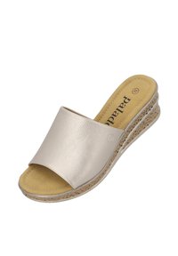Beige instap sandalen met een gladde textuur bovenwerk, open teen ontwerp en een gevormde wigzool met een stippenpatroon.