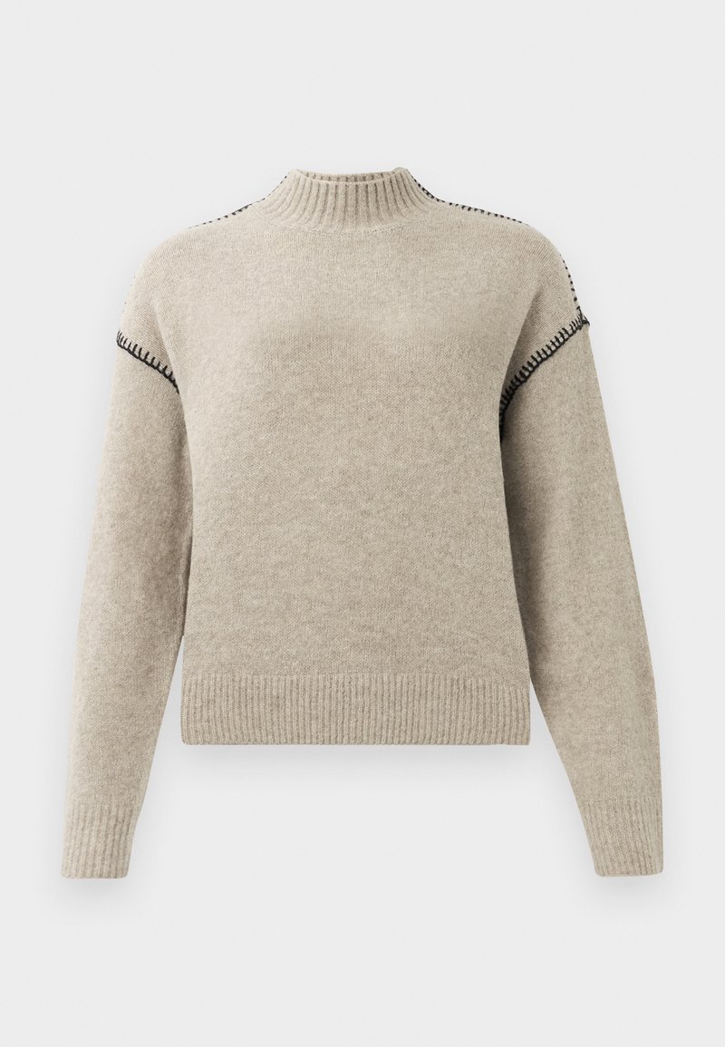 Beige Strickpullover mit geripptem Stehkragen, Bündchen und Saum, mit schwarzer Ziernaht entlang der Schultern und oberen Ärmel.