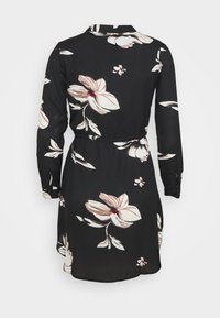 Svart blommig klänning med långa ärmar, krage och midjeveck. Designen inkluderar stora ljusrosa blommor med mörka detaljer.