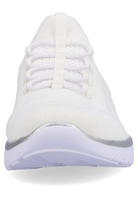 Chaussure de sport blanche avec une tige en tricot, des lacets élastiques et une semelle texturée avec un accent argenté. Bout arrondi et design minimaliste.