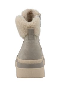 Grå ruskinds ankelstøvle med blød pelsforing i kraven, flad gummisål og en løkke bagpå for nem påtagning.