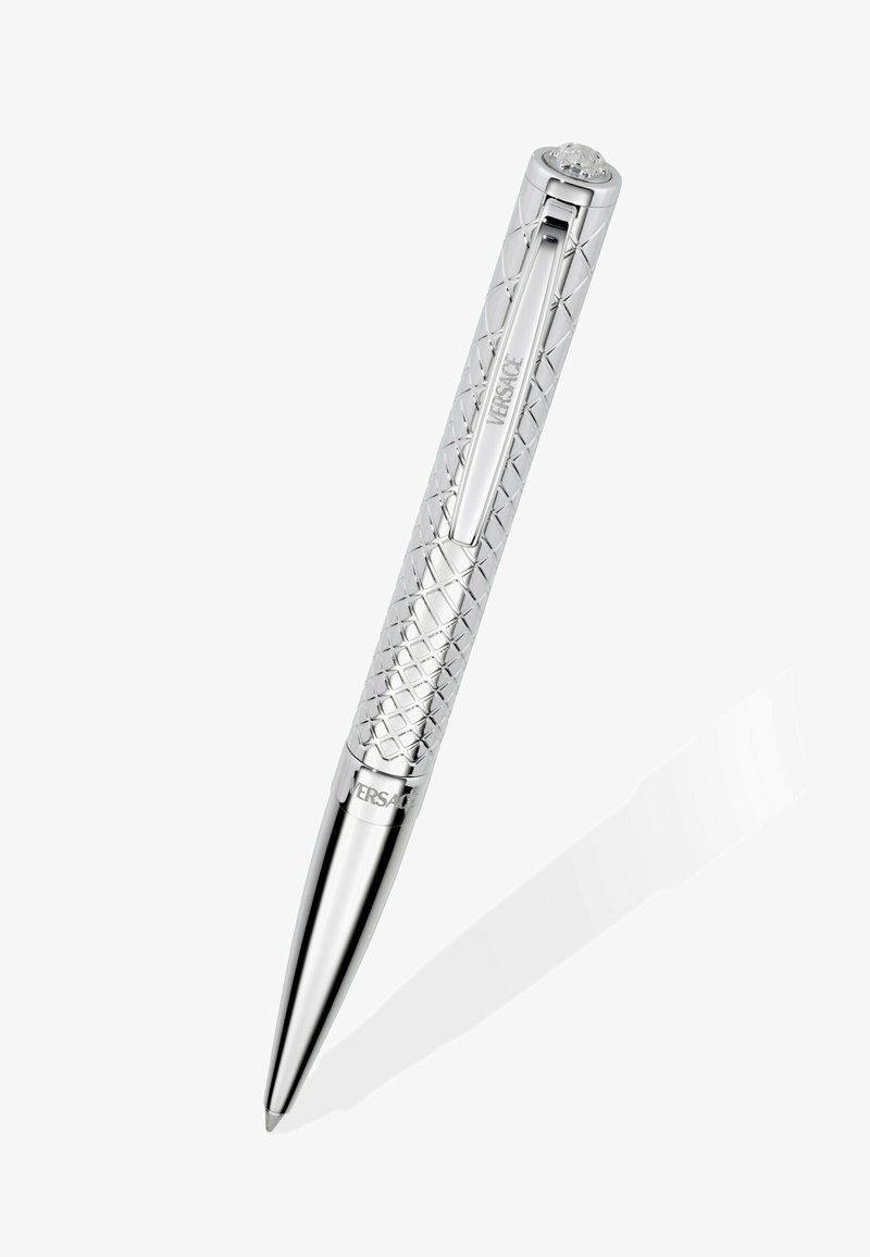 Stylo à bille argenté avec une prise en main à motif diamant, logo Versace sur la pince et le corps, surmonté d'un accent en pierre précieuse transparente.