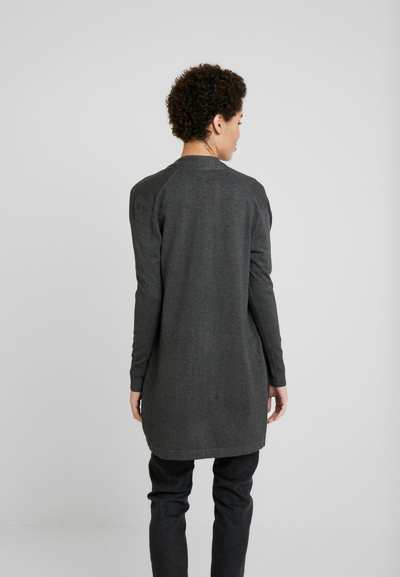 Langer grauer Cardigan mit langen Ärmeln, aus weichem Stoff gefertigt. Verfügt über einen runden Ausschnitt und einen geraden Schnitt, der bis zur Mitte des Oberschenkels reicht.