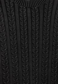 Čierny pletený sveter s textúrovaným vzorom vrkočov a vertikálnym rebrovaním, s priliehavým okrúhlym výstrihom a jemnou látkou.