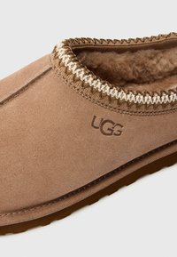 UGG TASMAN II - Papucsok - rocky oak