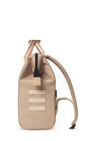 Zaino beige con un design strutturato, dotato di tre cinghie orizzontali, una cerniera nera e un tessuto testurizzato. Include una tracolla regolabile.
