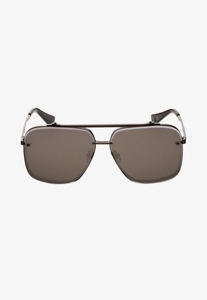 Gafas de sol estilo aviador con lentes espejo oscuros, montura de metal plateado y puntas de plástico negro en las patillas. Presenta un diseño de doble puente.