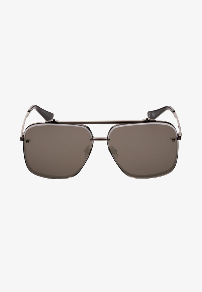 Pilotní sluneční brýle s tmavými zrcadlovými skly, stříbrným kovovým rámem a černými plastovými špičkami ramenních stranic. Obsahují design s dvojitým můstkem.