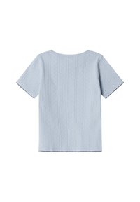 Top de manga corta en azul claro con rayas verticales y patrón floral. Cuello redondeado y bordes con diseño en forma de ondas en los puños y el dobladillo.