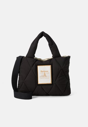 Czarna pikowana torebka z wyściełanymi rączkami, regulowanym paskiem na ramię oraz przednią naszywką z napisem „Barbour South Shields.”
