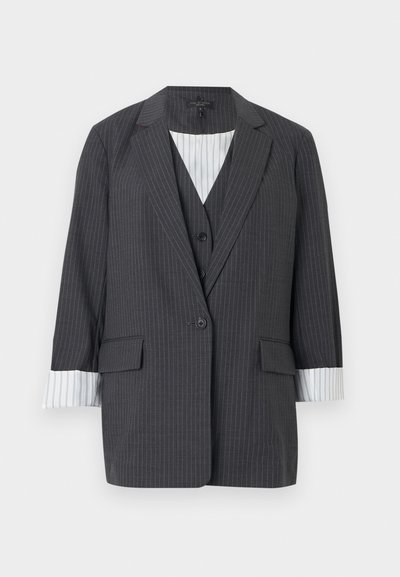 Blazer gris foncé à fines rayures avec manches trois-quarts, doté d'un revers cranté, de deux poches avant et d'un détail de poignet rayé blanc.