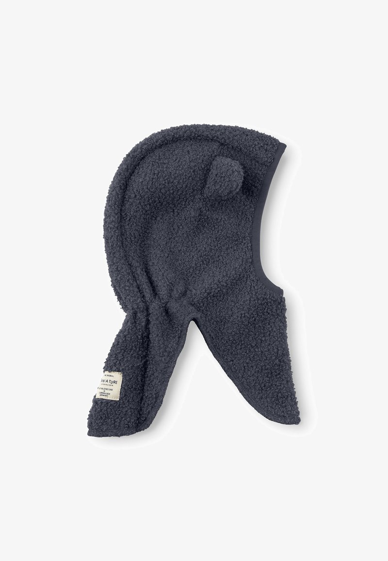 Ciemnoszara czapka polarowa z zaokrągloną górą, klapkami na uszy i małym pomponem. Posiada fakturę przypominającą owczą wełnę oraz metkę z boku.