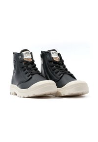 Adidași negri cu guler înalt, din piele sintetică cu un finisaj texturat, talpă din cauciuc crem în contrast și design cu șireturi.