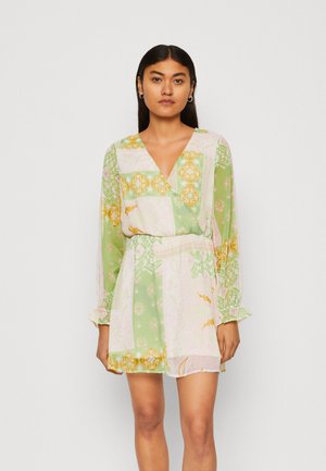 ONLY ONLSTELLA PATCH MINI DRESS - Φόρεμα ημέρας - kiwi/border