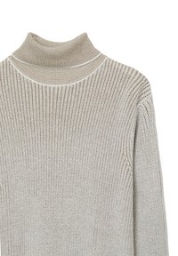 Maglione girocollo beige lavorato a maglia con texture a costine, maniche lunghe e un design morbido e caldo. Il colletto presenta un bordo chiaro a contrasto.