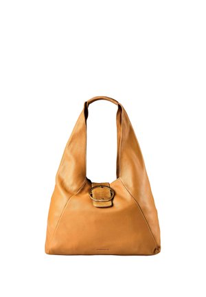 Borsa a mano in pelle color cuoio con manico largo e grande fibbia metallica sulla parte anteriore, superficie morbida e testurizzata, forma triangolare.