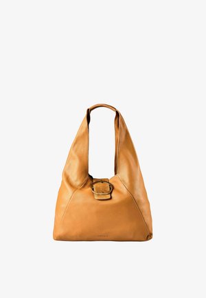 Bolso de mano de cuero color coñac con asa ancha y gran hebilla metálica en la parte delantera, superficie suave y texturizada, forma triangular.