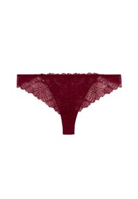 String en dentelle bordeaux affichant des motifs floraux, des bords festonnés et une taille lisse ; texture délicate et semi-transparente.