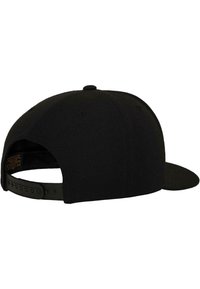 Casquette snapback noire avec une visière plate, en tissu texturé, sangle en plastique ajustable à l'arrière et un bouton sur le dessus.