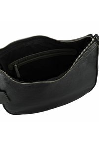 Borsa a mano nera in pelle con esterno testurizzato, zip in argento e fodera in tessuto scuro che presenta una tasca interna con zip per l'organizzazione.