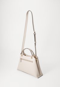 Borsa a mano in pelle beige con una forma strutturata, doppi manici, una lunga tracolla regolabile e dettagli con zipper in tonalità oro sul davanti.