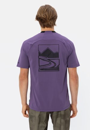 Paarse shirt met korte mouwen met een zwart berg- en wegenschema op de achterkant. Gemaakt van ademend materiaal met een gladde textuur.