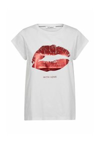T-shirt blanc à manches courtes avec un motif de lèvres rouges brillantes et le texte "AVEC AMOUR" dans une police simple sous le graphique.