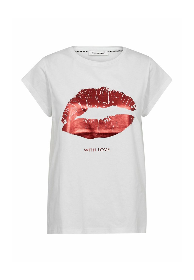 T-shirt blanc à manches courtes avec un motif de lèvres rouges brillantes et le texte "AVEC AMOUR" dans une police simple sous le graphique.
