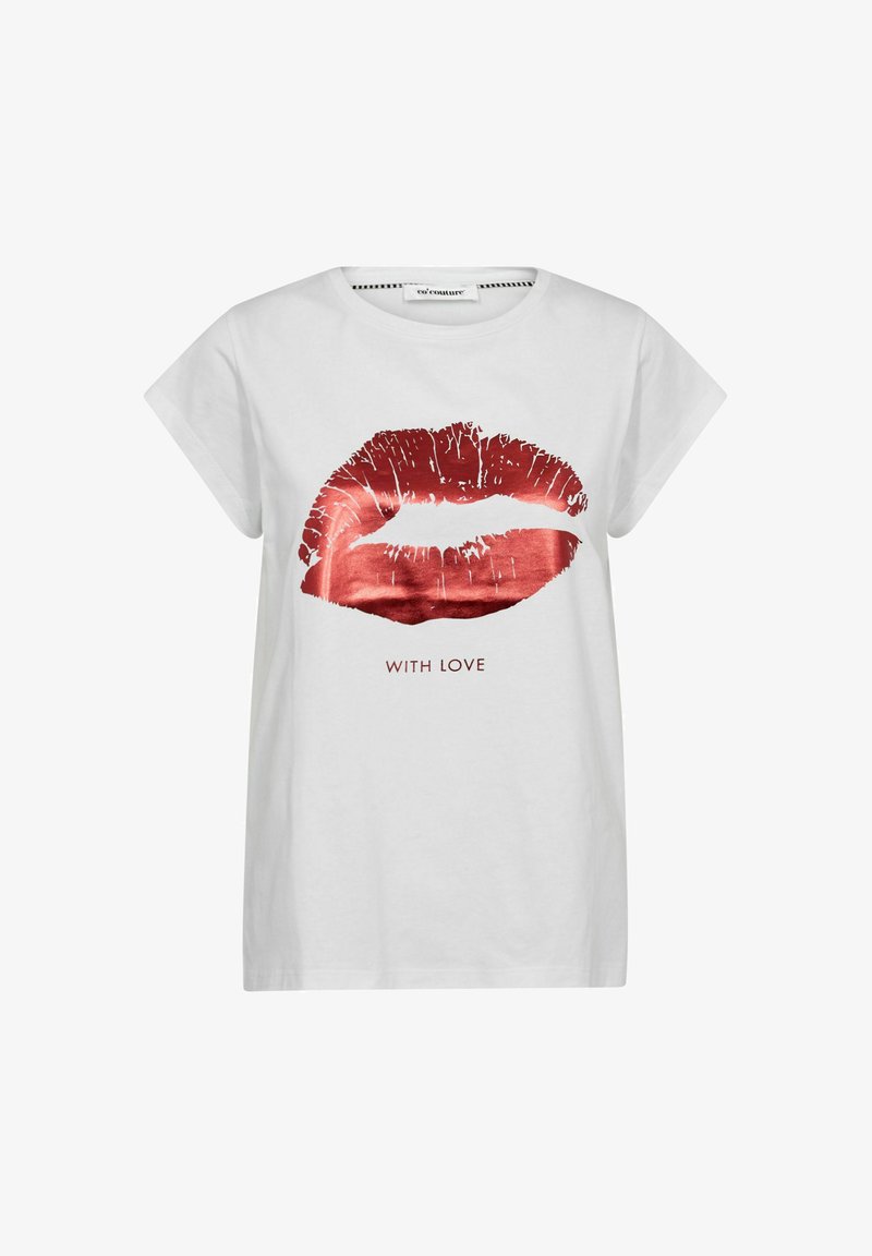 Balta trumpa rankovėlių marškinėliai su blizgia raudona lūpų iškarpa ir tekstu "SU MEILE" paprastoje šriftų eilėje po grafika.