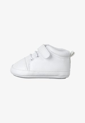 Chaussure bébé blanche avec bride velcro, détails en lacets, semelle souple et languette arrière, vue de côté sur fond blanc.