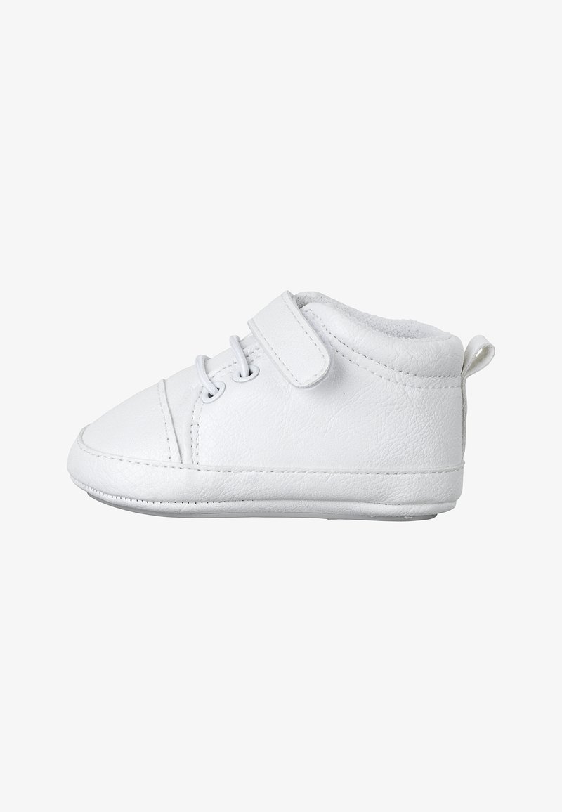 Chaussure bébé blanche avec bride velcro, détails en lacets, semelle souple et languette arrière, vue de côté sur fond blanc.