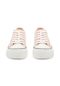Zapatillas deportivas de lona rosas con suelas de goma blancas, cordones blancos, puntera redonda y detalles en negro a lo largo de la suela.
