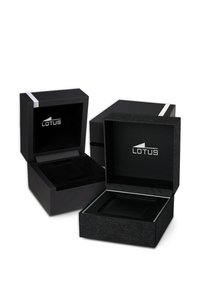 Boîte à bijoux en carton noir avec une finition texturée, présentant un intérieur doux noir et un accent argenté sur le couvercle. Logo "LOTUS" affiché à l'intérieur.