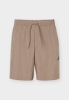 ESSENTIALS SMALL LOGO CHELSEA - Спортни шорти - khaki six/black