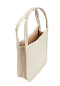 Borsa a mano in pelle beige con finitura testurizzata, dotata di due manici corti e di un compartimento aperto per trasportare oggetti.