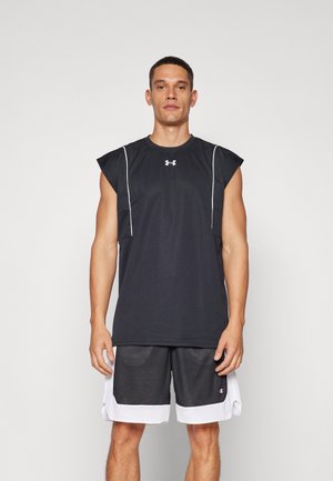 Camiseta atlética sin mangas negra con líneas de acento blancas; combinada con pantalones cortos de malla negros que presentan acentos en blanco y rojo.