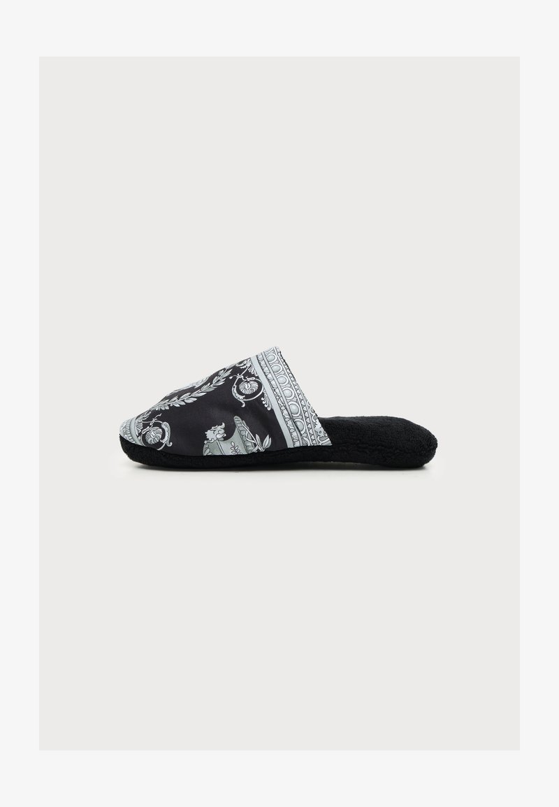 Μαύρο παντόφλα τύπου slip-on με μαλακή σόλα και διακοσμητικό λευκό και γκρι περίτεχνο σχέδιο στο επάνω ύφασμα.
