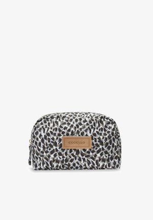 Zip-top make-uppen tas in zwart, wit en bruin abstract print stof met een gestructureerde afwerking; voorzien van een bruin logo plaatje aan de voorkant.