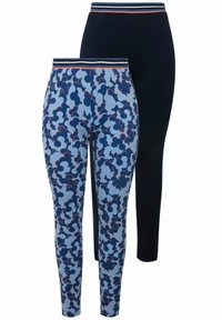 Två par byxor: ett i marinblått med en enfärgad design, och det andra i ljusblått med ett abstrakt mönster i mörkblått och rött.