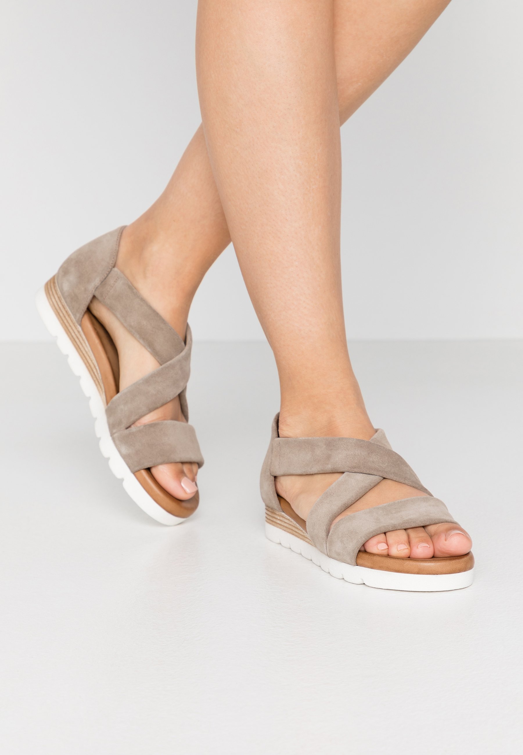 Beige suède sandalen met sleehak - Dames | MANFIELD